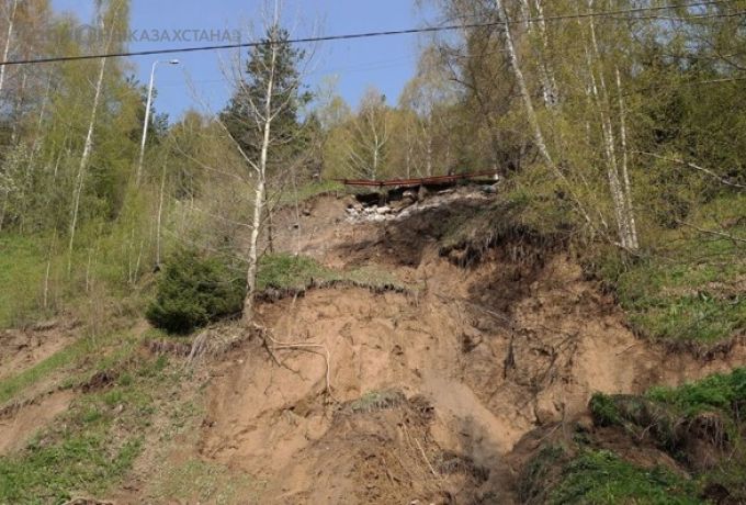По дороге на "Медеу" произошел сход грязевой массы
