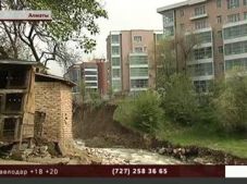 Некоторых алматинцев выселяют из домов из-за угрозы обрушения