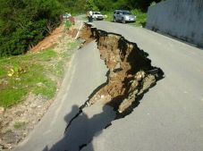 В Алматы в Медеуском районе произошло обрушение участка дороги