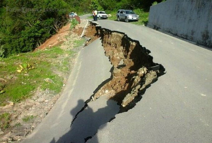 В Алматы в Медеуском районе произошло обрушение участка дороги