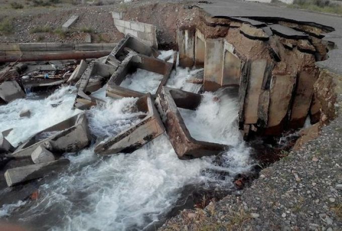 В Алматинской области водный поток разрушил мост