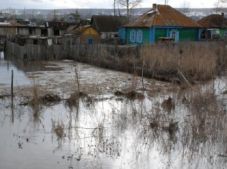 Фермеры теряют скот, жителей эвакуируют из опасных зон. Спасатели тем временем взрывают лед на реке, чтобы ликвидировать заторы. Крестьяне на лодках плавают вокруг своих сараев и загонов, считают всплывшие трупы животных, под водой же сотни овец и коров.