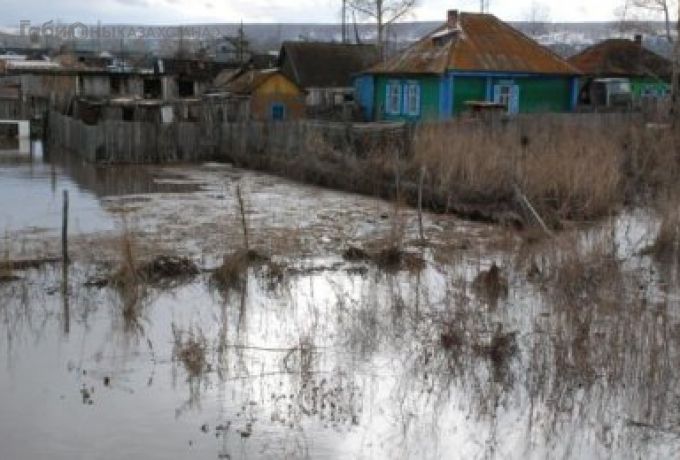 Фермеры теряют скот, жителей эвакуируют из опасных зон. Спасатели тем временем взрывают лед на реке, чтобы ликвидировать заторы. Крестьяне на лодках плавают вокруг своих сараев и загонов, считают всплывшие трупы животных, под водой же сотни овец и коров.