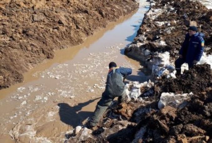 В шести областях Казахстана из-за паводков перекрыли дороги