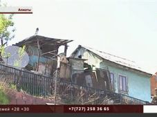 В Алматы из-за дождей сараи и теплица уже обрушились с обрыва, на очереди - дома